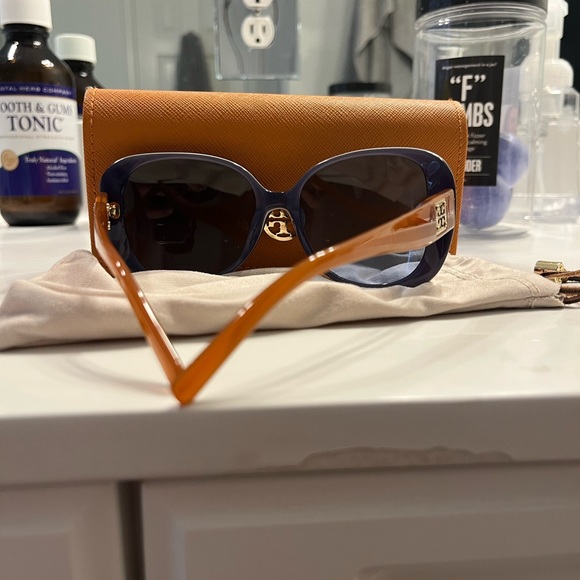 Tory Burch sunglasses with case - Picture 4 of 6